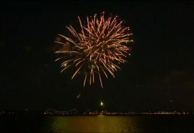 Nova York celebra com fogos vacinação avançada da covid-19