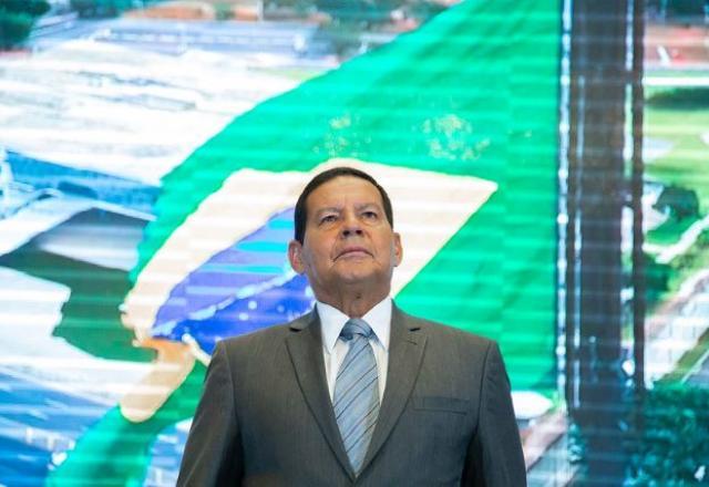 "Boto a mão no fogo por eles", diz Mourão sobre Pazuello e Elcio Franco