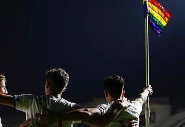 Cano comemora gol levantando bandeira homenageando à causa LGBTQIA+