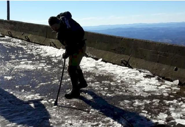 Frio intenso congela pista e rodovia é interditada em Santa Catarina