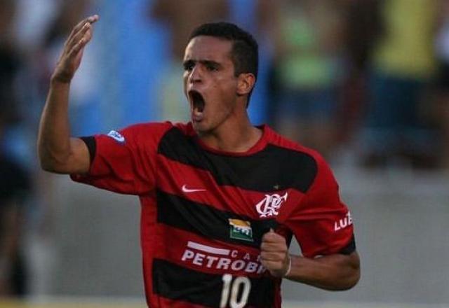 Flamengo tem interesse em Renato Augusto para ocupar vaga de Gerson