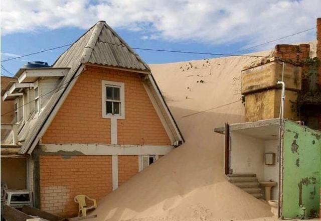 Dunas avançam sobre casas em Florianópolis e causam risco de desabamento 