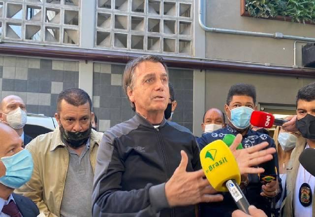 Bolsonaro volta a citar Luís Roberto Barroso ao defender voto impresso