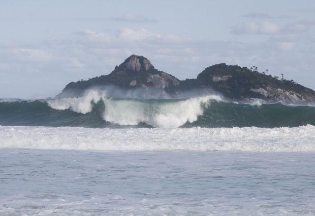 Marinha do Brasil alerta para ondas de até 3 metros de altura no Rio