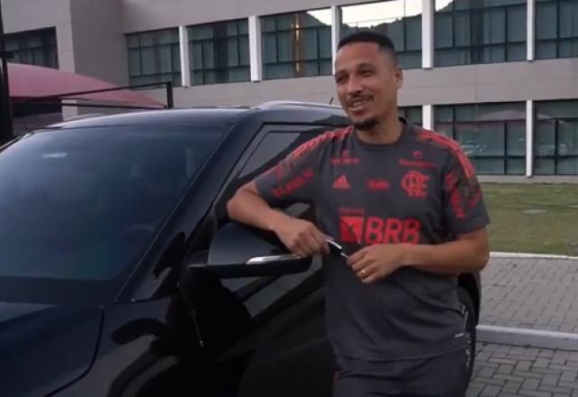 Gerson presenteia roupeiro do Flamengo com um carro