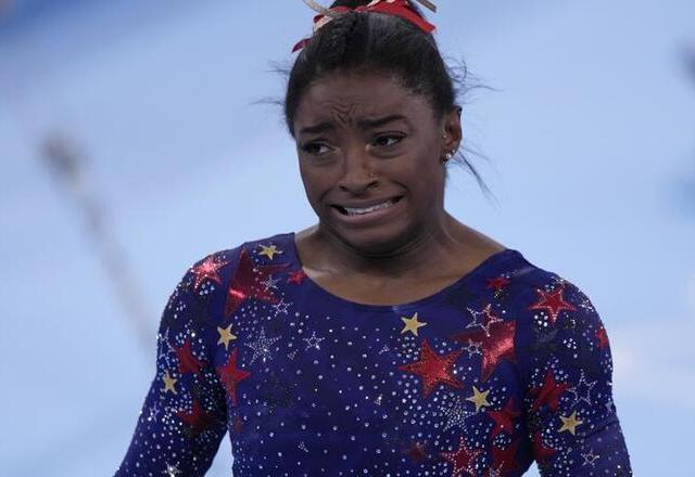 "Sinto que tenho o peso do mundo nos ombros", desabafa Simone Biles 