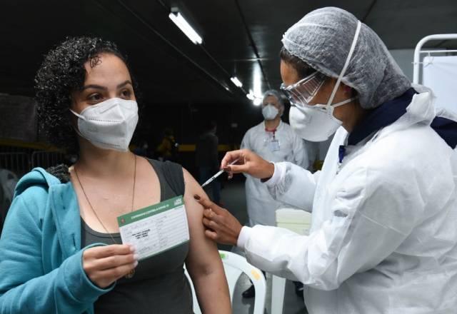 Vacinação:  Hoje é dia de 1ª dose para quem tem 29 anos e mora em SP