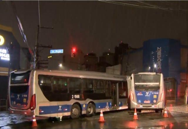 Ônibus batem na zona norte de São Paulo