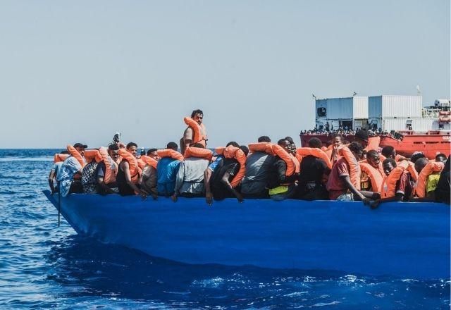 Navios humanitários resgatam mais de 800 pessoas no mar Mediterrâneo