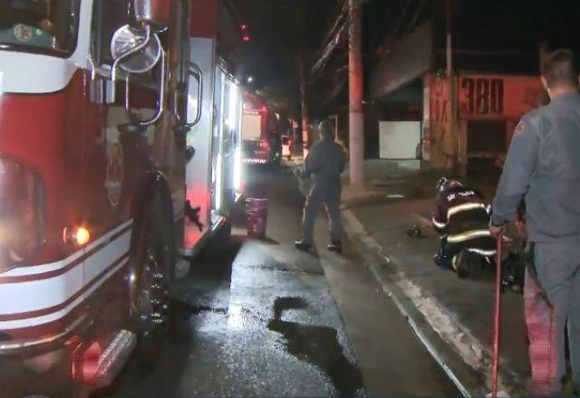 Incêndio atinge galpão abandonado em SP