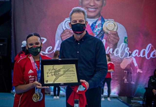 Após medalhas nas Olimpíadas, Rebeca Andrade recebe homenagem do Flamengo