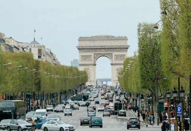 França passa a exigir certificado de vacinação em centros comerciais