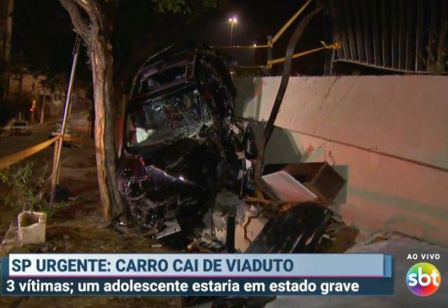 Carro cai de viaduto e deixa feridos