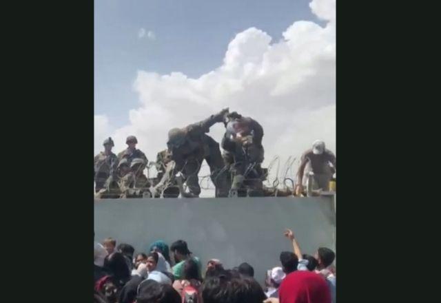 Vídeo: Mães passam bebês para militares pelo arame farpado no Afeganistão