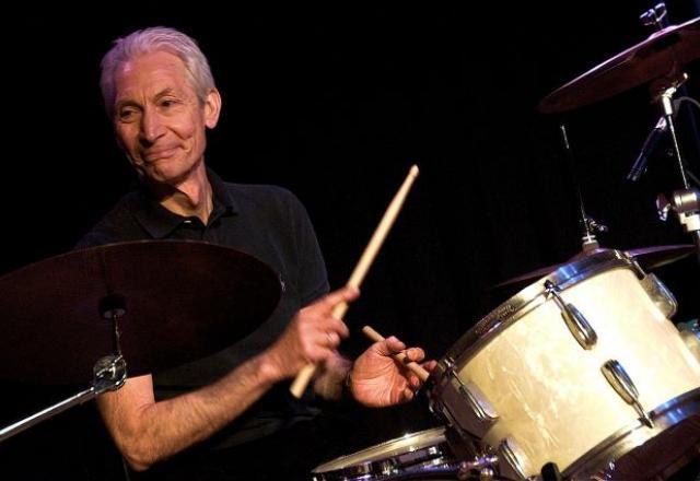 Charlie Watts, baterista do Rolling Stones, morre aos 80 anos