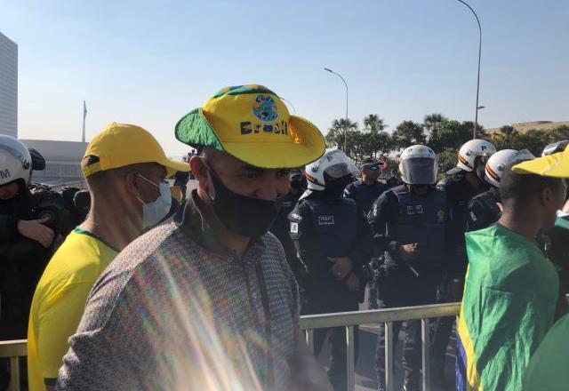 PM consegue restabelecer cerco na Praça dos Três Poderes