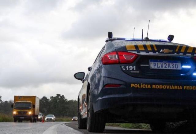 Caminhoneiros bloqueiam rodovias federais de quatro estados