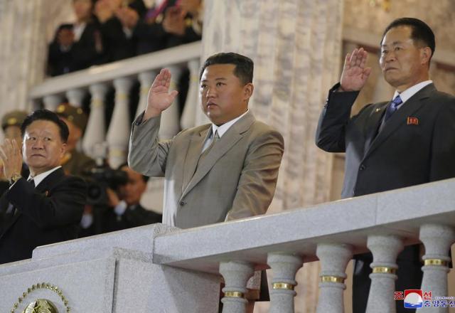 Kim Jong Un aparece mais magro em desfile na Coreia do Norte