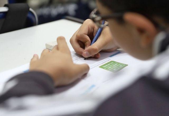 Escolas dos Estados Unidos e Itália iniciam ano letivo com aulas presenciais