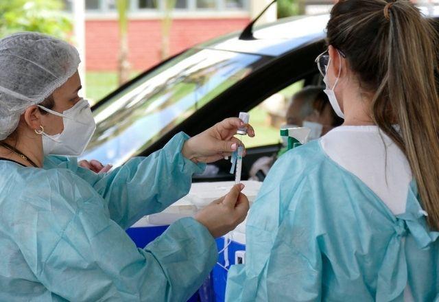 Rio aplica 3ª dose da vacina contra covid-19 em idosos de 94 anos