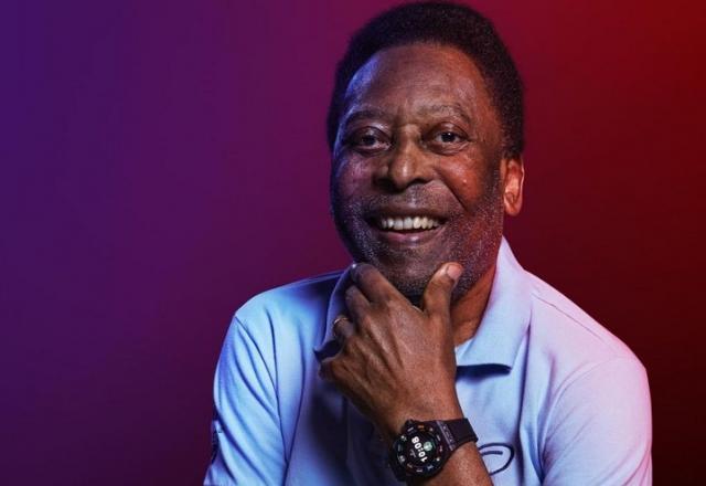 Pelé apresenta melhora, deixa UTI e diz: "Continuo cada dia mais alegre"