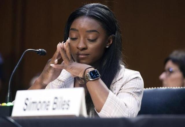 Simone Biles chora ao prestar depoimento: "Deixaram um predador machucar crianças"