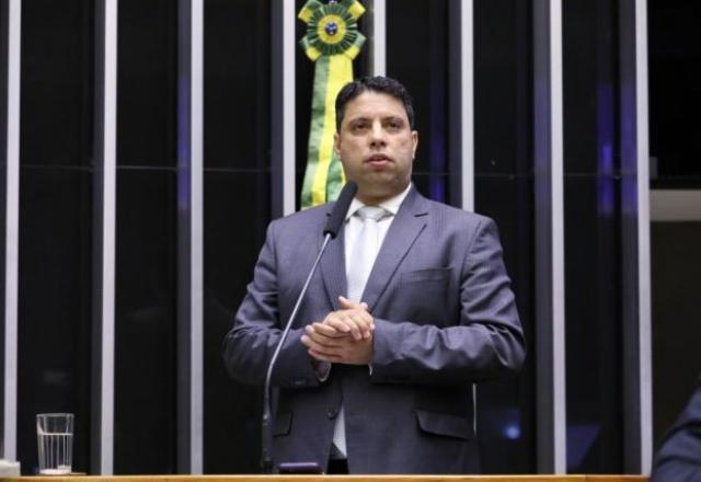 Deputado esquece microfone aberto e xinga Arthur Lira em sessão