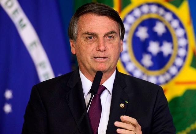 Bolsonaro assina decreto que aumenta IOF para bancar Auxílio Brasil