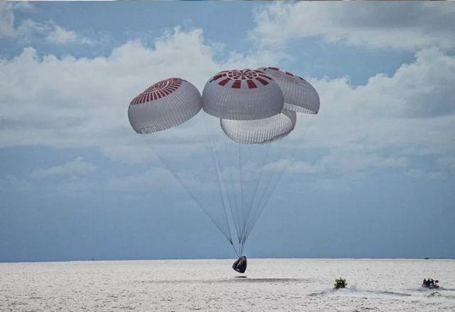 Viagem turística espacial da Space X faz pouso bem-sucedido