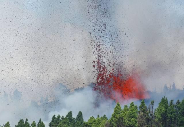 Lava incandescente é expelida do vulcão nas Ilhas Canárias