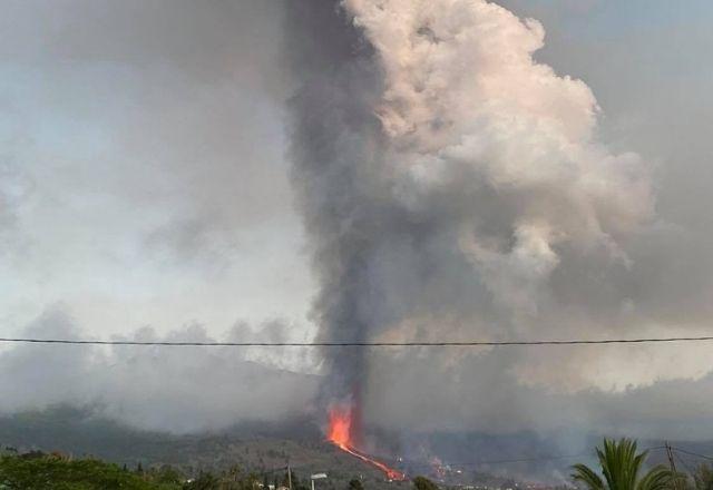 Vulcão abre nova boca eruptiva e força retirada de moradores de La Palma