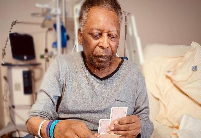 Filha posta foto de Pelé jogando baralho no hospital: "Nos últimos dias"