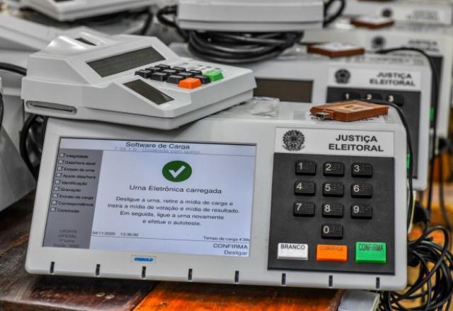 Teste de urna eletrônica começa com desconfiança por parte do Exército