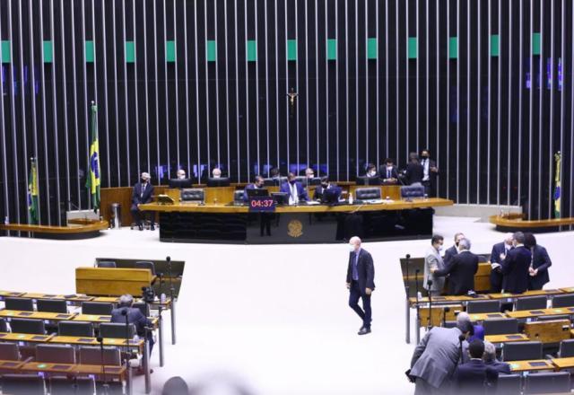 Deputados derrubam veto e mantêm proibição de despejos na pandemia