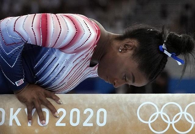 "Deveria ter desistido muito antes de Tóquio", desabafa Simone Biles