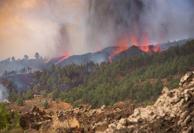 Lava avança pelo oceano e ilha nas Canárias ganha mais de 10 hectares