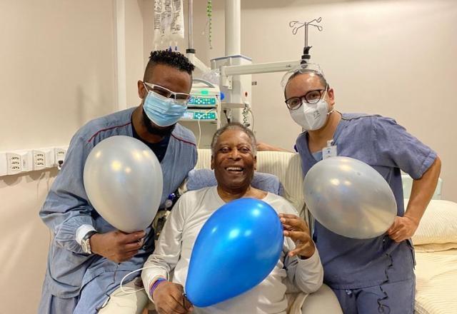 Internado há um mês, Pelé recebe alta e deixa hospital em São Paulo