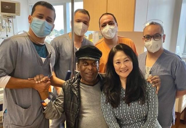 Pelé celebra alta de hospital: "Tenho dado socos no ar mais vezes que o normal"