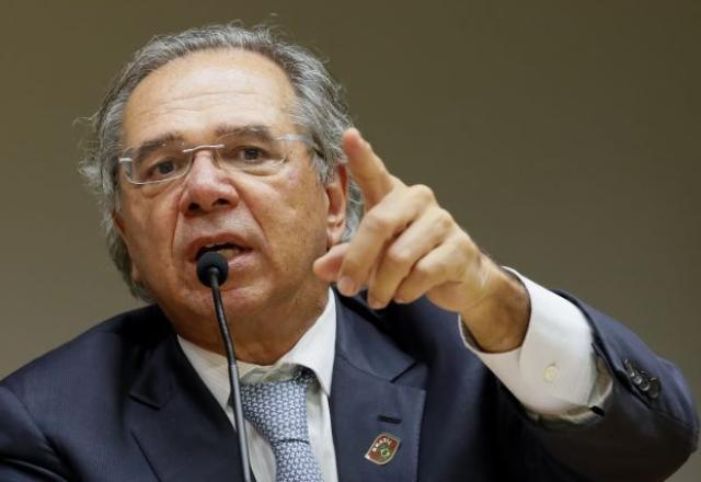 Guedes fala de extensão do auxílio emergencial, mas assessoria corrige