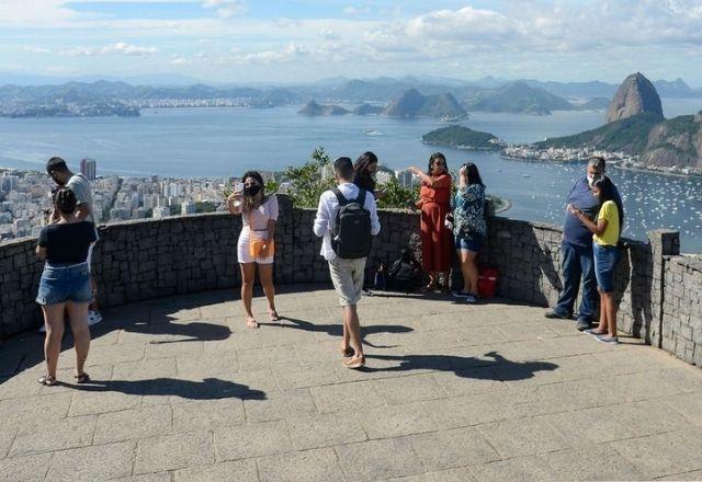 Rio estuda flexibilizar uso de máscaras em ambientes ao ar livre