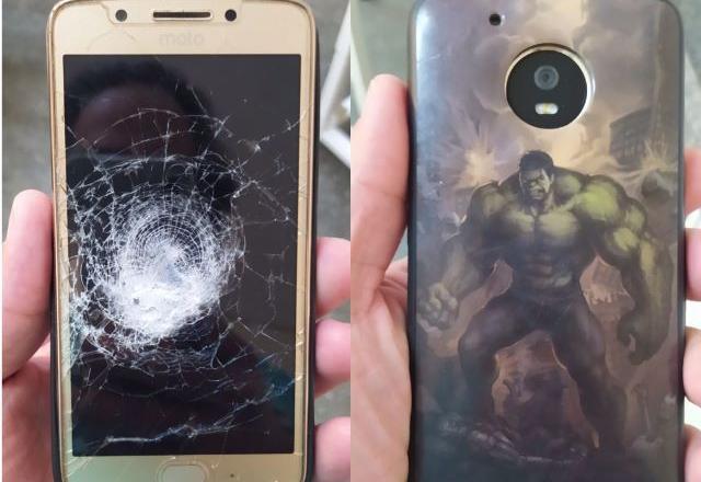 Celular com capinha do Hulk impede homem de ser baleado