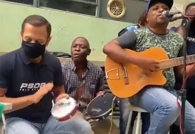 Doria aparece em vídeo tocando tamborim em roda de samba