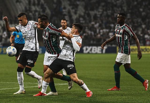 Corinthians vence Fluminense e encosta no G4 do Brasileirão