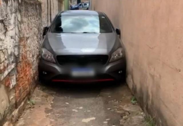 Carro de luxo fica entalado em viela estreita de Goiânia (GO)