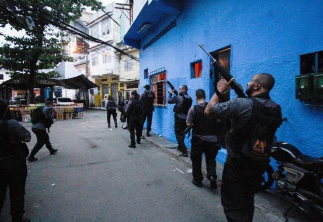 Dois policiais são denunciados por operação no Jacarezinho