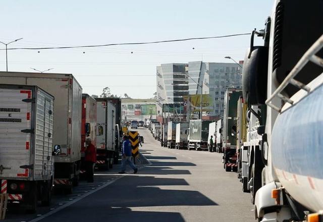 Caminhoneiros podem iniciar greve e parar em 1º de novembro