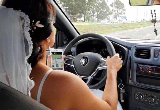 Após chamar Uber 20 vezes, noiva desiste e dirige grávida para casamento