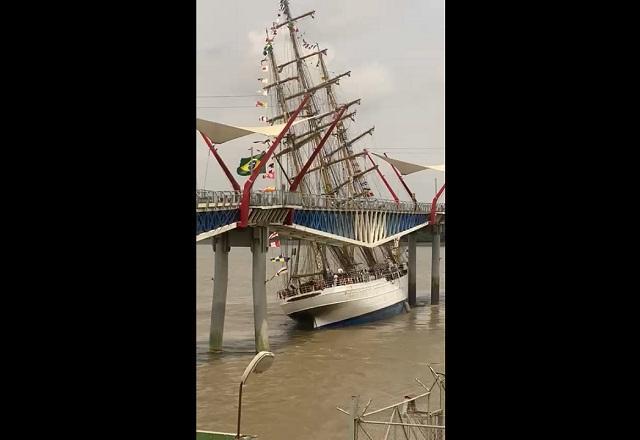 Veleiro da Marinha brasileira bate em ponte no Equador; veja vídeo