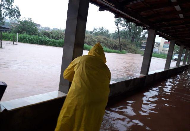 Chuvas alagam cidades de Minas e continuam até 4ª feira