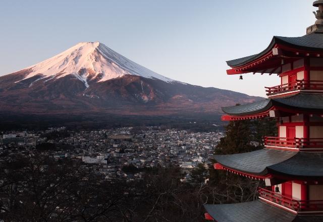 Vulcão Aso entra em erupção no Japão